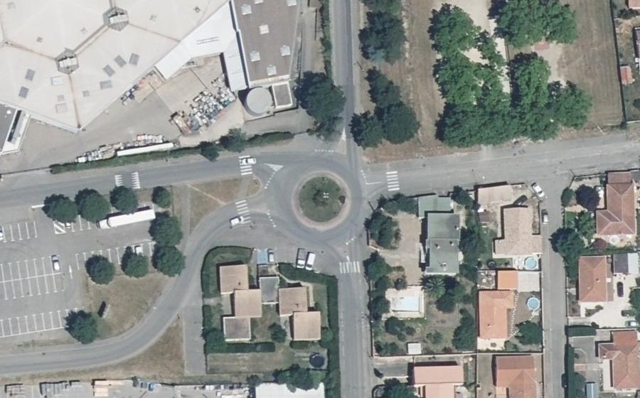 Vue aérienne du Rond-point anonyme n°122079946