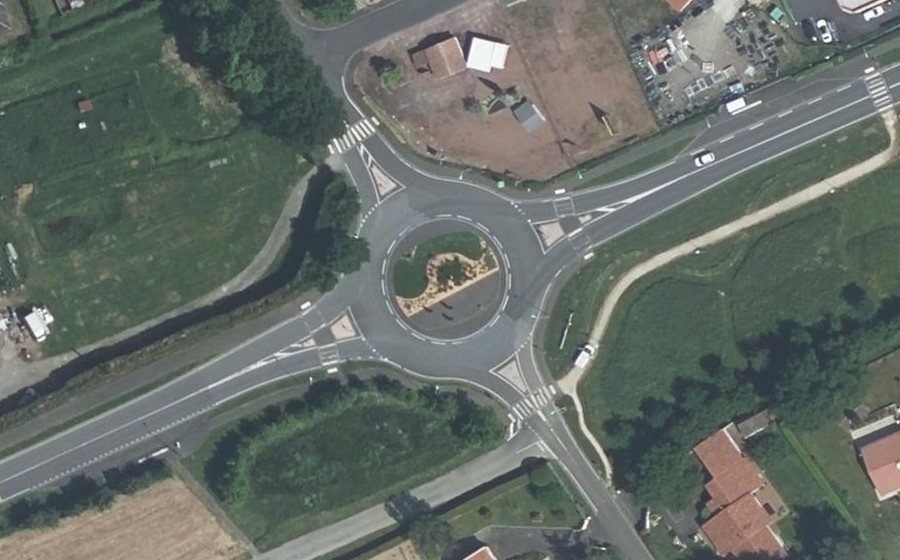 Vue aérienne du Rond-point anonyme n°122097944