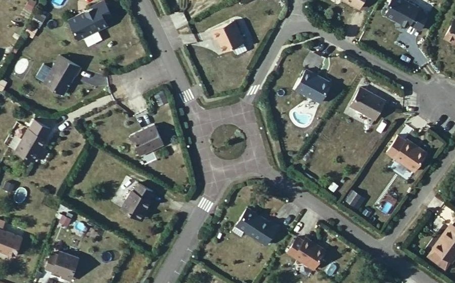 Vue aérienne du Rond-point anonyme n°1221036391