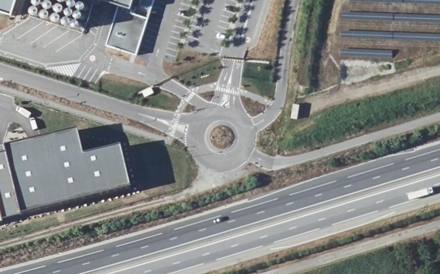 Vue aérienne du Rond-point anonyme n°1221244371