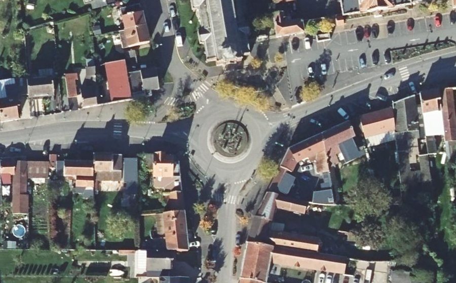 Vue aérienne du Rond-point anonyme n°122242556