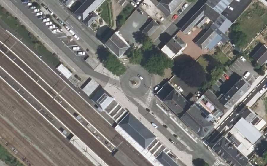 Vue aérienne du Rond-point anonyme n°122244682