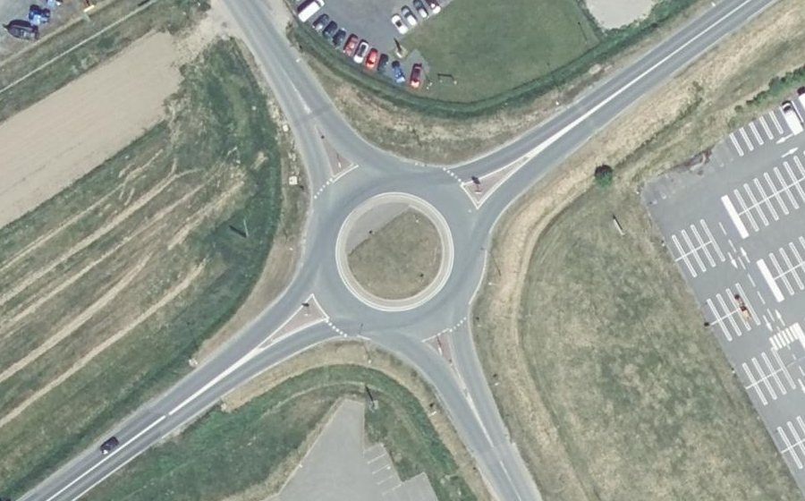 Vue aérienne du Rond-point anonyme n°122245157
