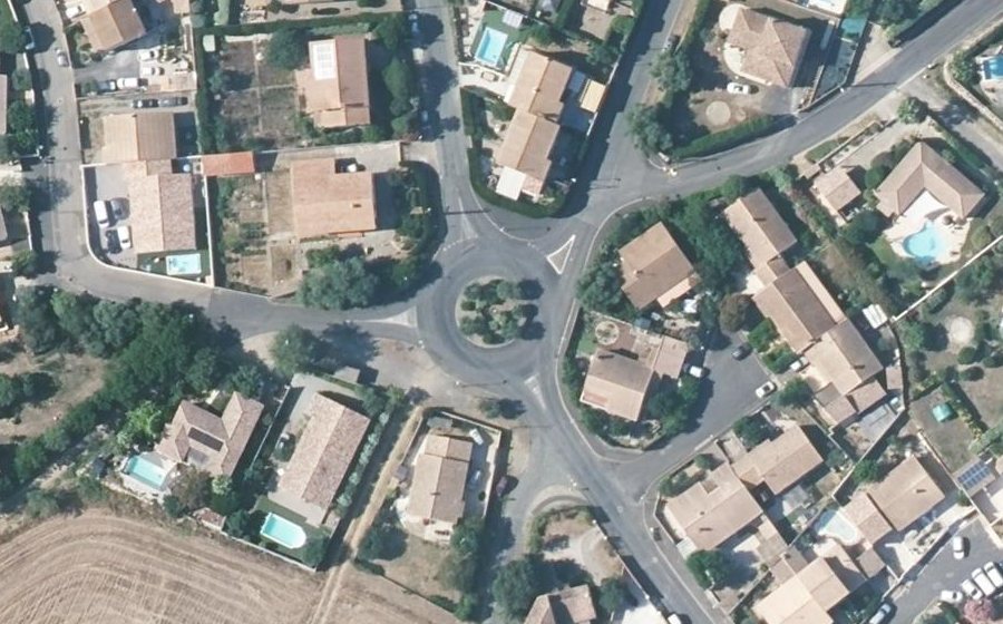 Vue aérienne du Rond-point anonyme n°122255204