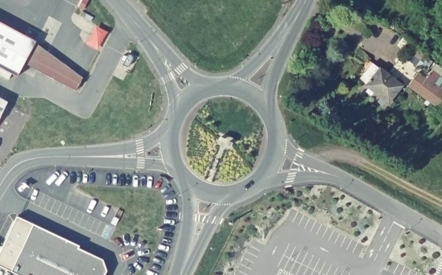Vue aérienne du Rond-point anonyme n°122352708