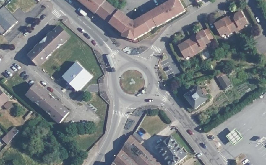 Vue aérienne du Rond-point anonyme n°122361549