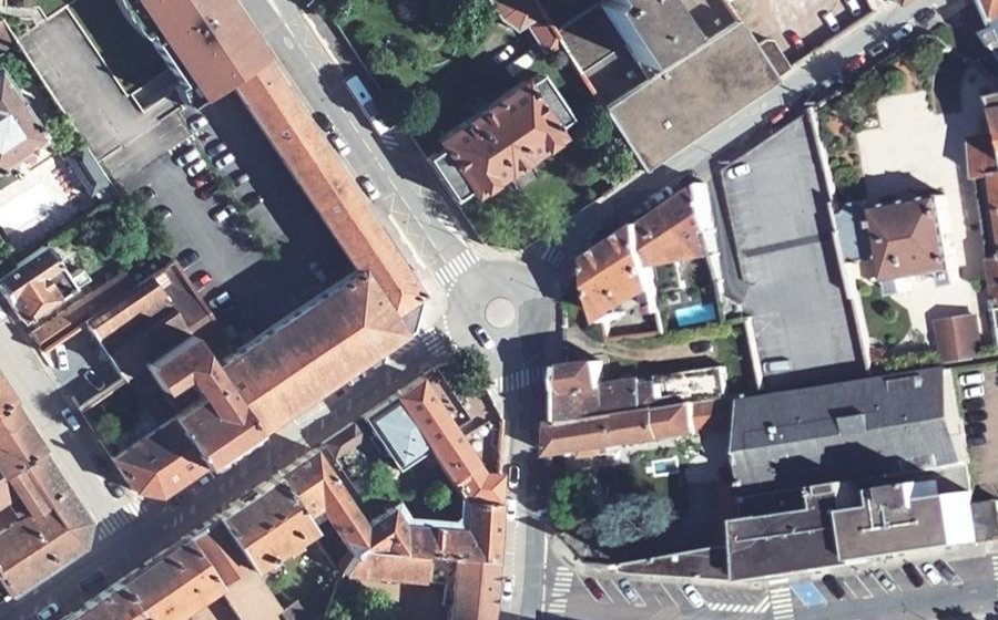 Vue aérienne du Rond-point anonyme n°122379045