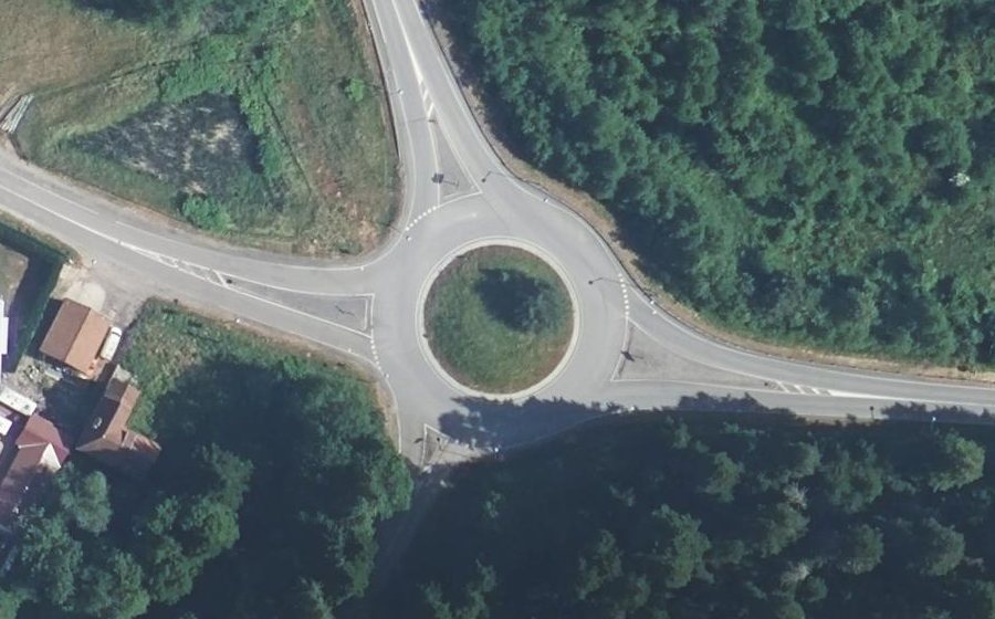 Vue aérienne du Rond-point anonyme n°122384344