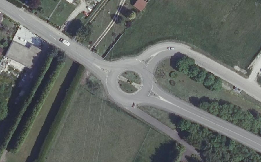 Vue aérienne du Rond-point anonyme n°122385544