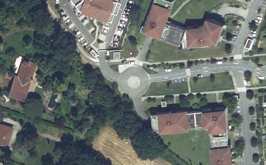 Vue aérienne du Rond-point anonyme n°122385616