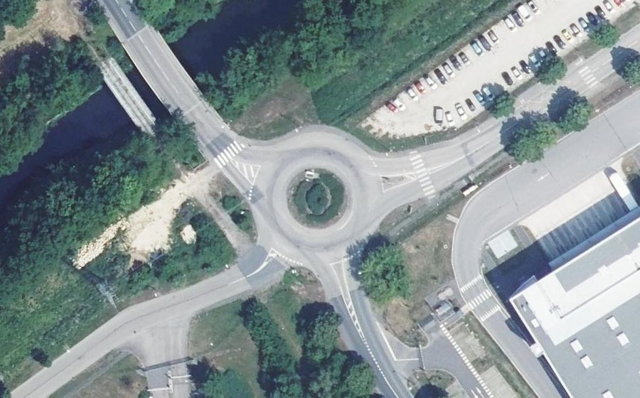 Vue aérienne du Rond-point anonyme n°122392669