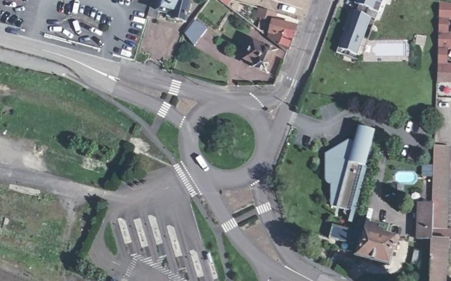 Vue aérienne du Rond-point anonyme n°122394037