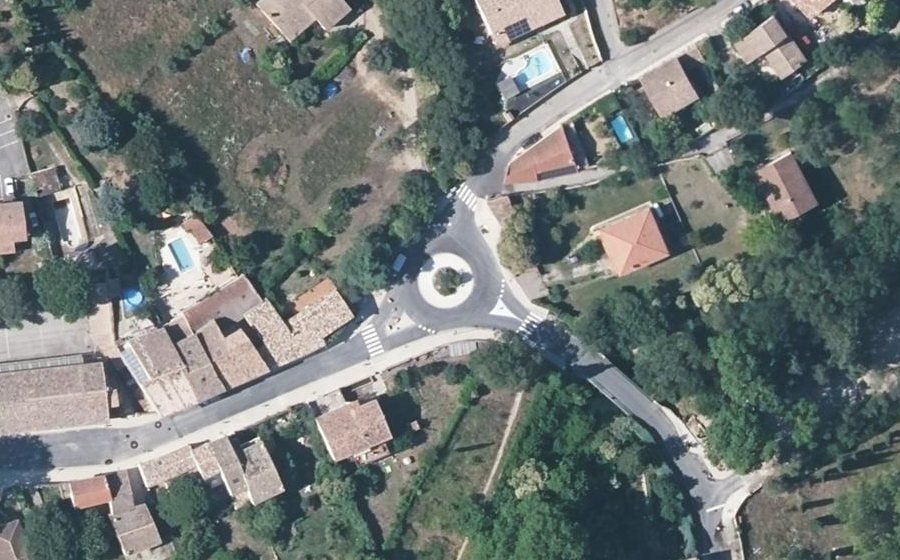 Vue aérienne du Rond-point anonyme n°122394082