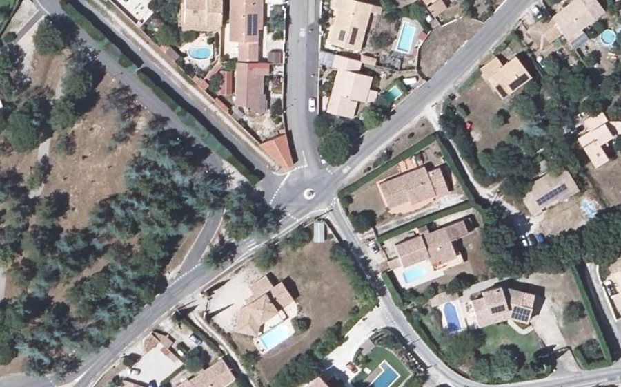 Vue aérienne du Rond-point anonyme n°122395127