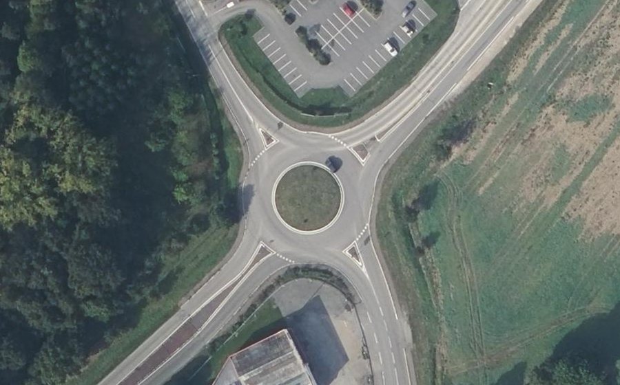 Vue aérienne du Rond-point anonyme n°122398603