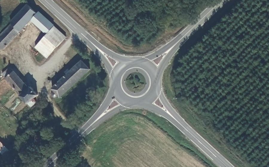 Vue aérienne du Rond-point anonyme n°122408971