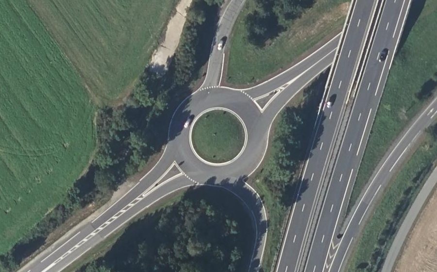 Vue aérienne du Rond-point anonyme n°122412616