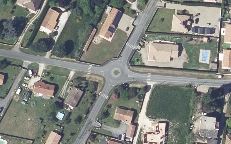 Vue aérienne du Rond-point anonyme n°122415680