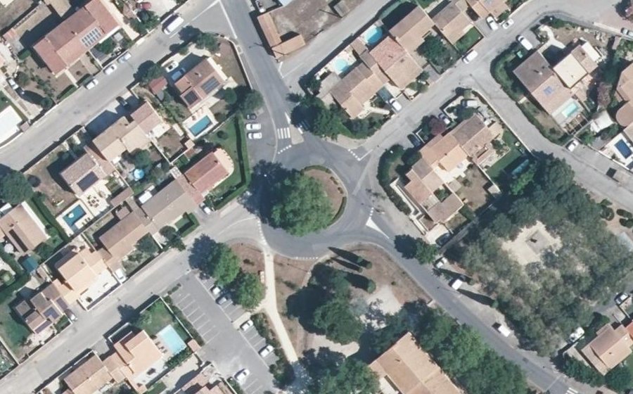 Vue aérienne du Rond-point anonyme n°122420652
