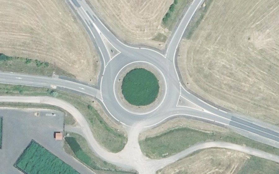 Vue aérienne du Rond-point anonyme n°122498642