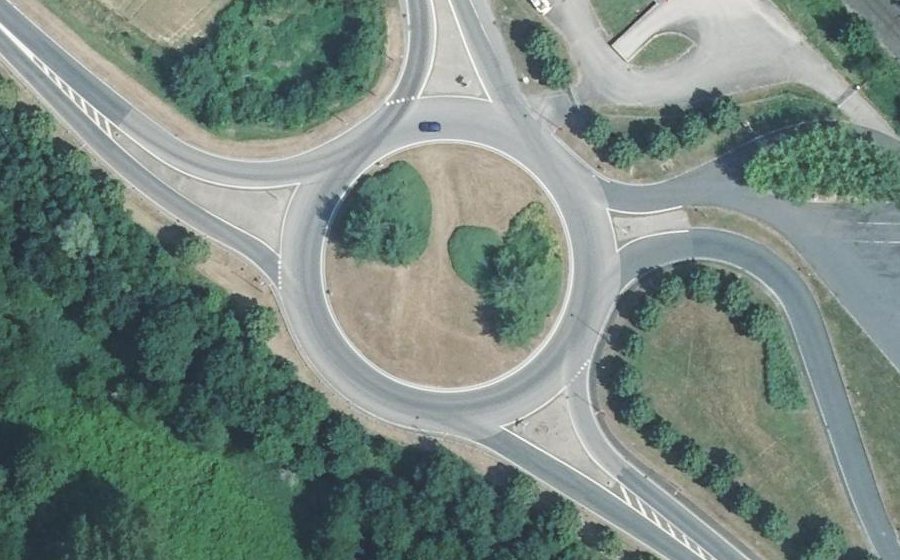 Vue aérienne du Rond-point anonyme n°122498837