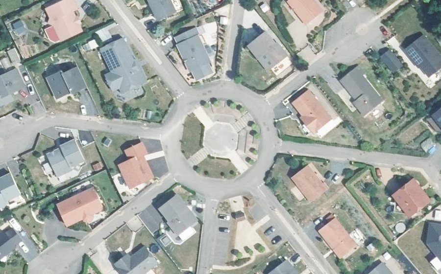 Vue aérienne du Rond-point anonyme n°122498975