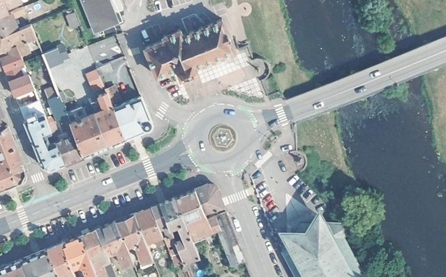 Vue aérienne du Rond-point anonyme n°122499906