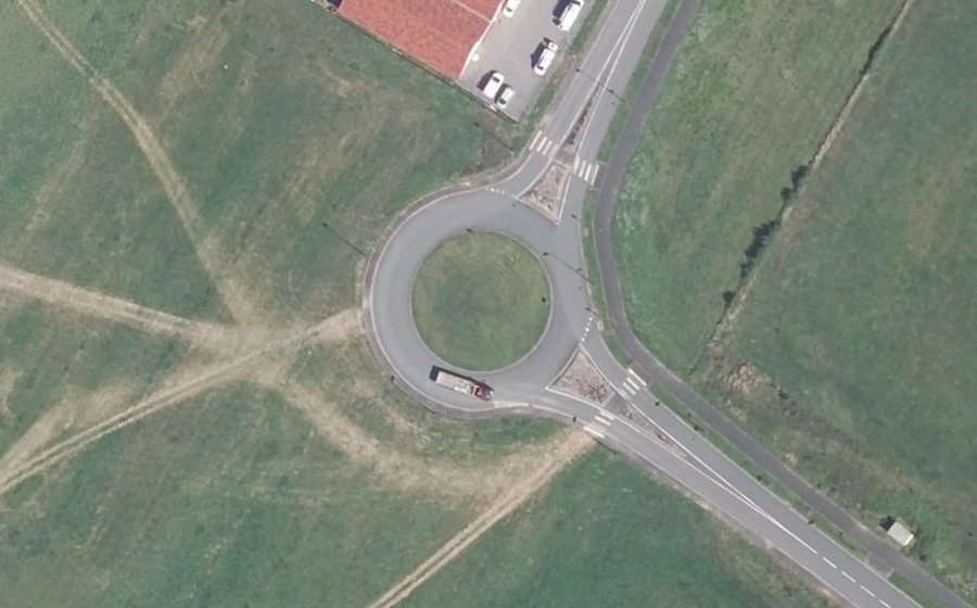 Vue aérienne du Rond-point anonyme n°122504740