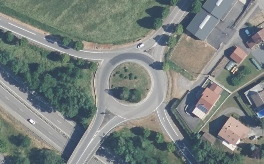 Vue aérienne du Rond-point anonyme n°122504985