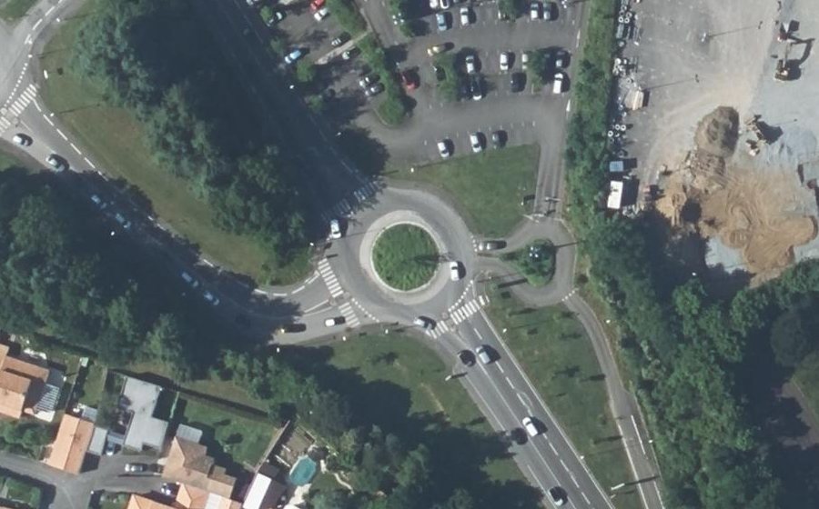 Vue aérienne du Rond-point anonyme n°122516452