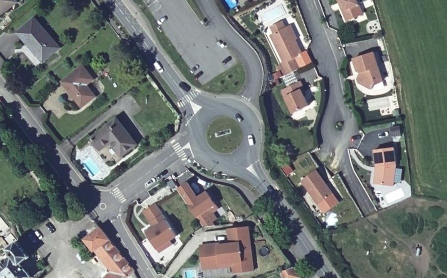 Vue aérienne du Rond-point anonyme n°122564154