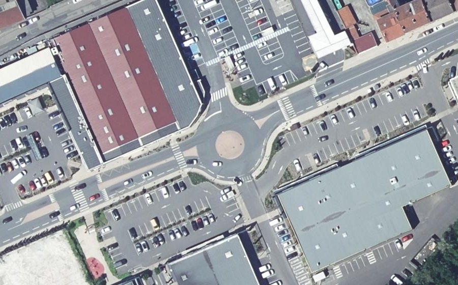 Vue aérienne du Rond-point anonyme n°122571890