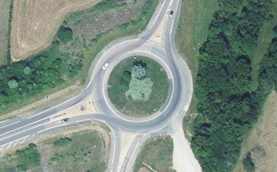 Vue aérienne du Rond-point anonyme n°122572309