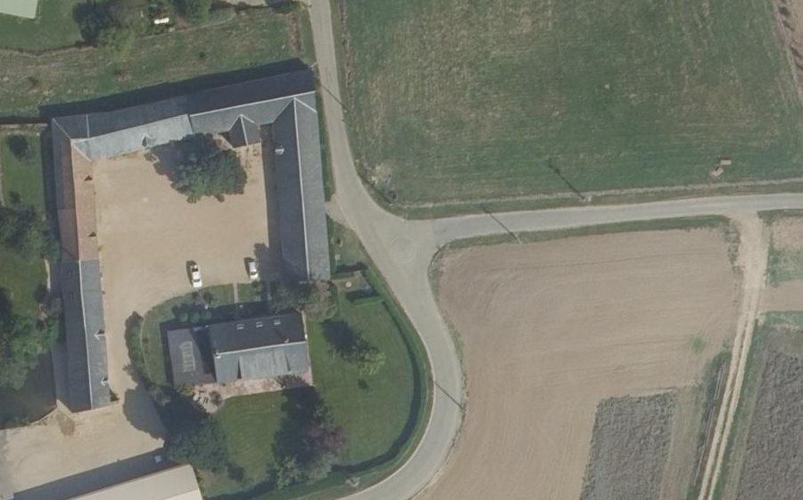 Vue aérienne du Rond-point anonyme n°122574193