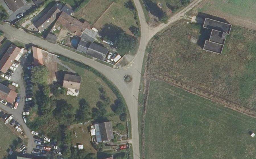 Vue aérienne du Rond-point anonyme n°122574204