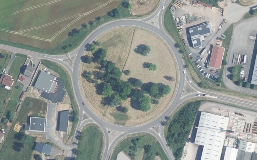 Vue aérienne du Rond-point anonyme n°122576259