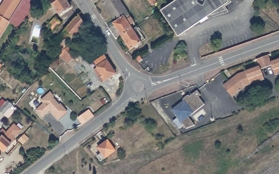 Vue aérienne du Rond-point anonyme n°122602581
