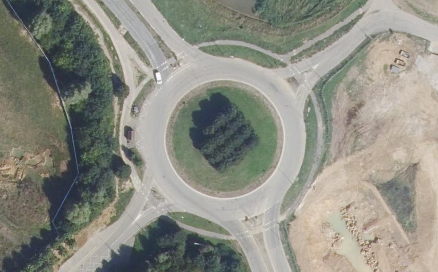 Vue aérienne du Rond-point anonyme n°122621868