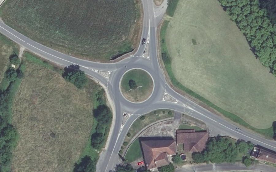 Vue aérienne du Rond-point anonyme n°122634846