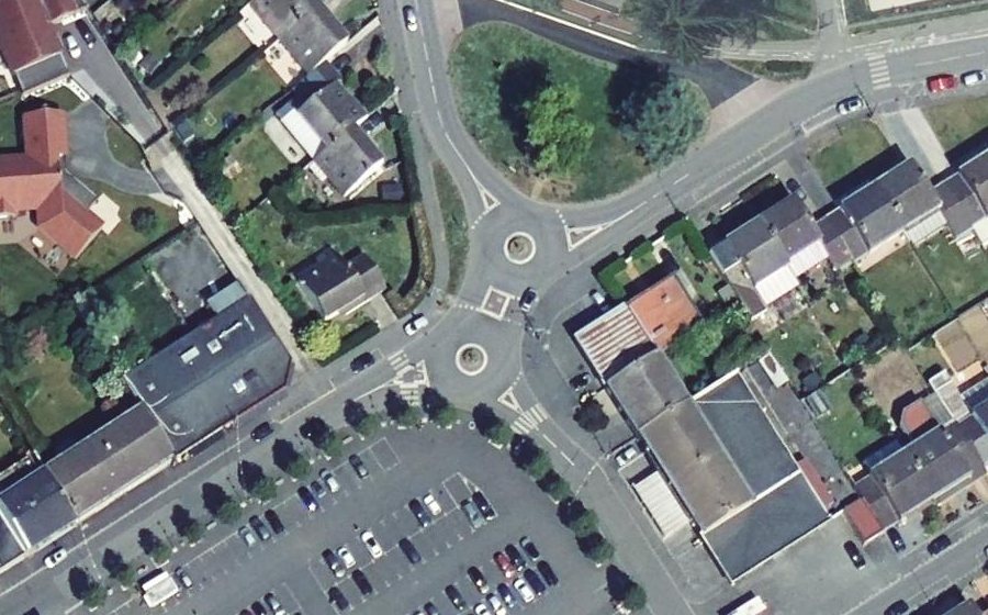 Vue aérienne du Rond-point anonyme n°122648391