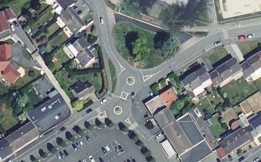 Vue aérienne du Rond-point anonyme n°122648396