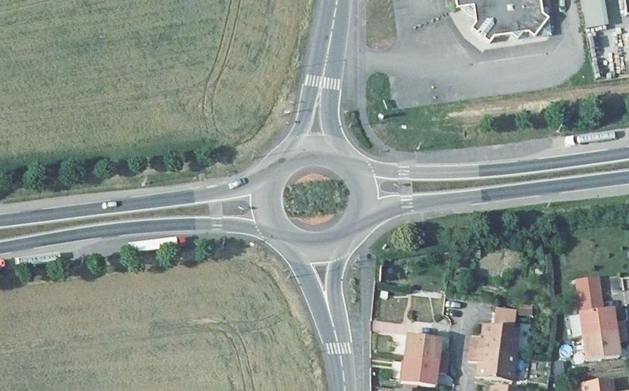 Vue aérienne du Rond-point anonyme n°122662121
