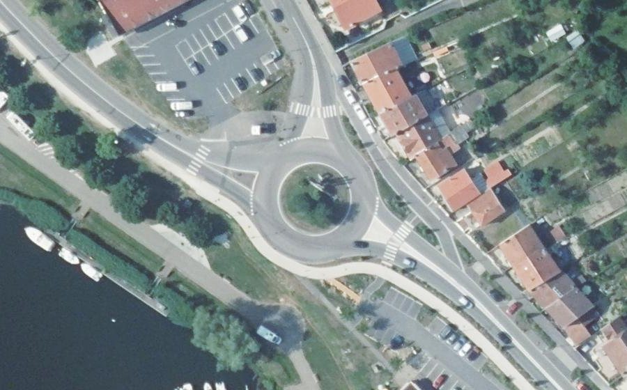 Vue aérienne du Rond-point anonyme n°122662127