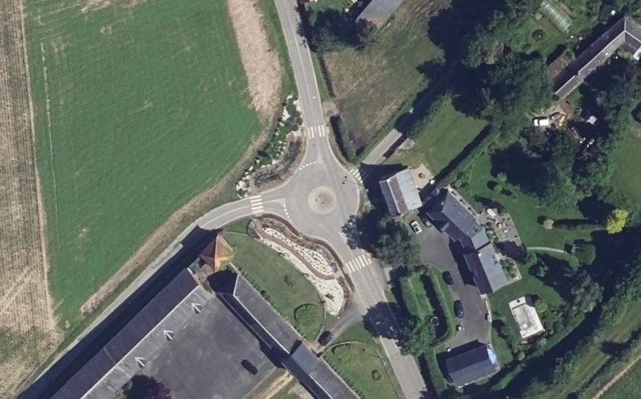 Vue aérienne du Rond-point anonyme n°1226686101