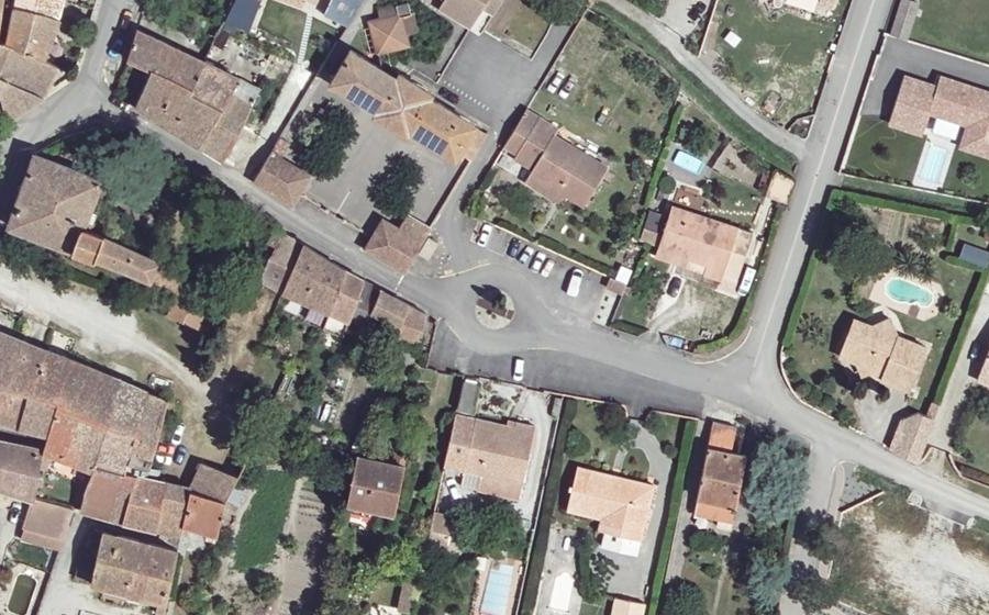 Vue aérienne du Rond-point anonyme n°122673940