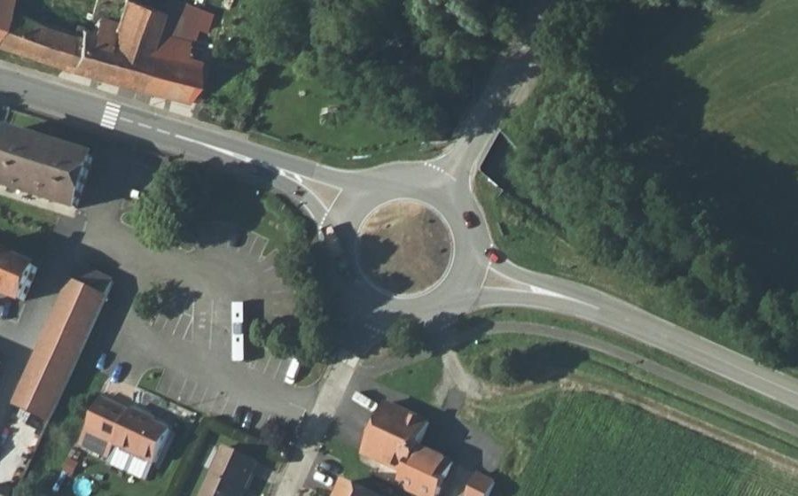 Vue aérienne du Rond-point anonyme n°122683241