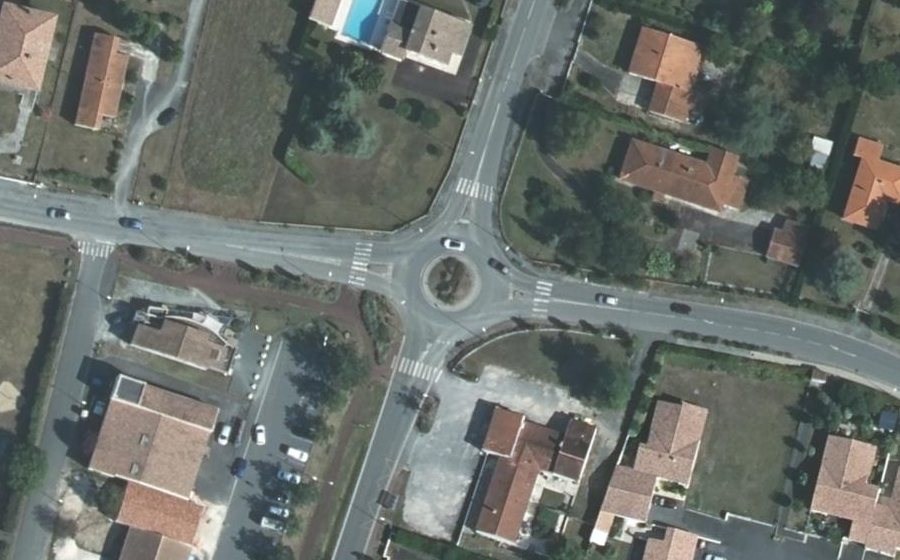 Vue aérienne du Rond-point anonyme n°122696091