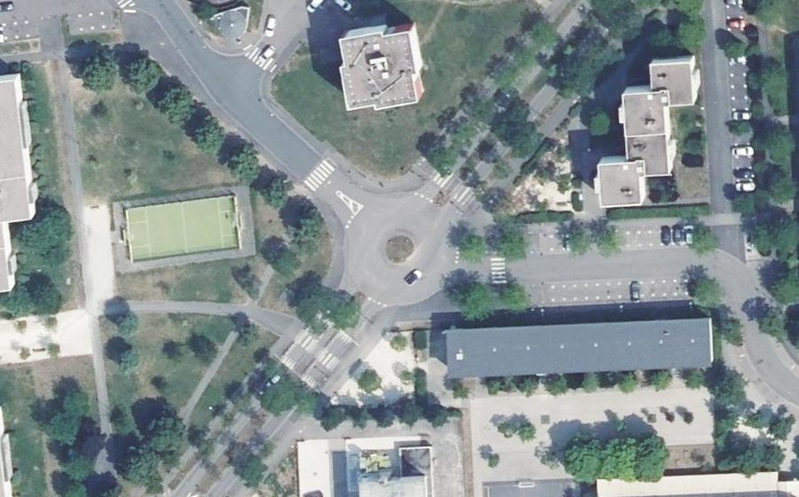 Vue aérienne du Rond-point anonyme n°122697970