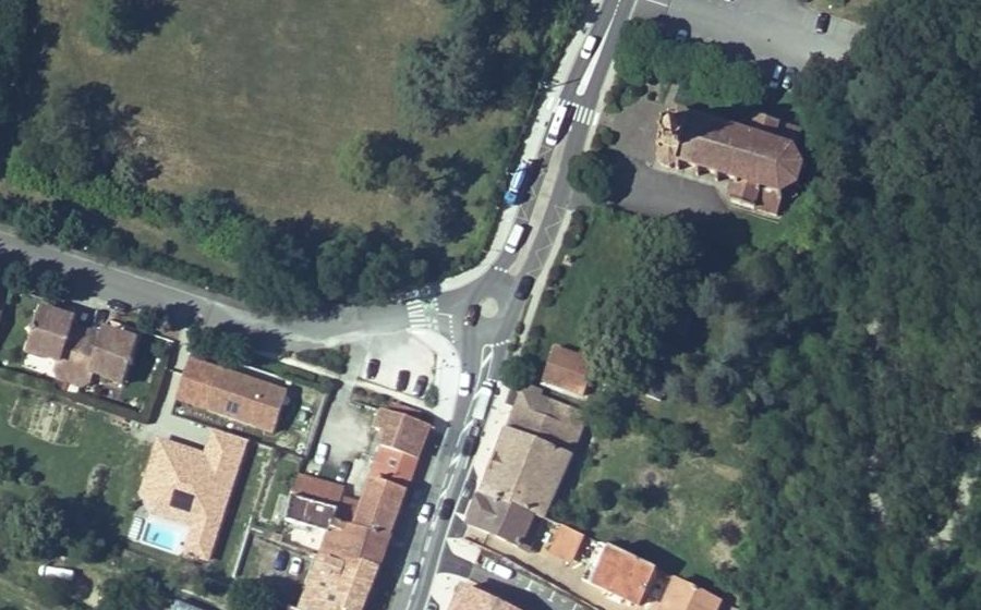 Vue aérienne du Rond-point anonyme n°1227243341