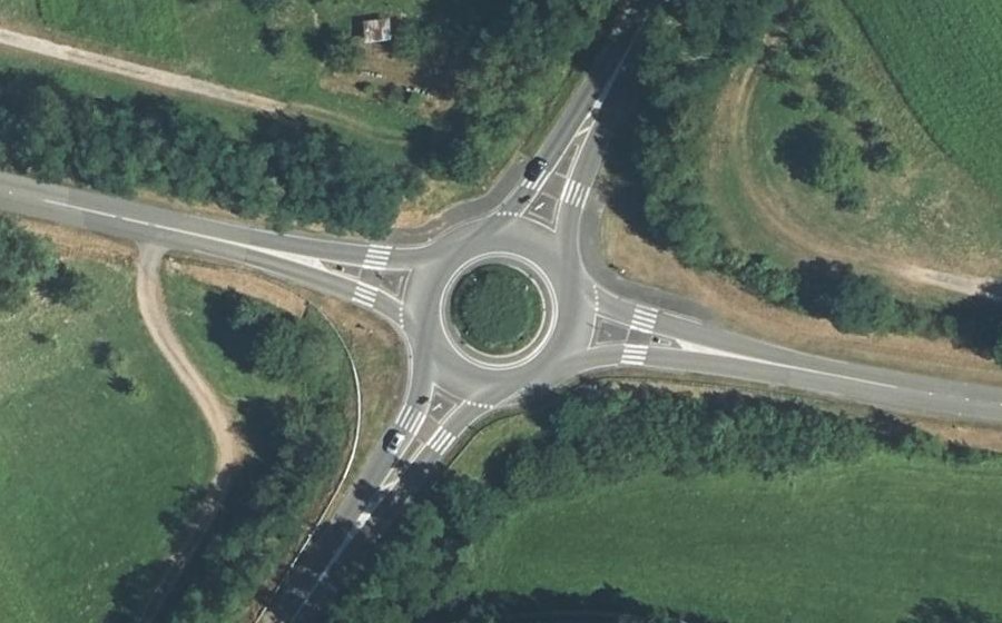 Vue aérienne du Rond-point anonyme n°122734471